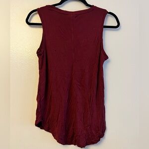 Women’s Sleeveless Tank Top - Burgundy